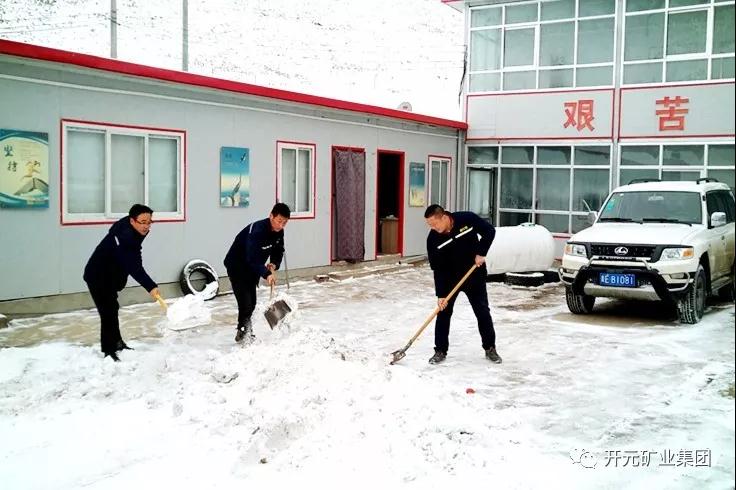 人間四月芳菲盡，山中春雪還復(fù)來